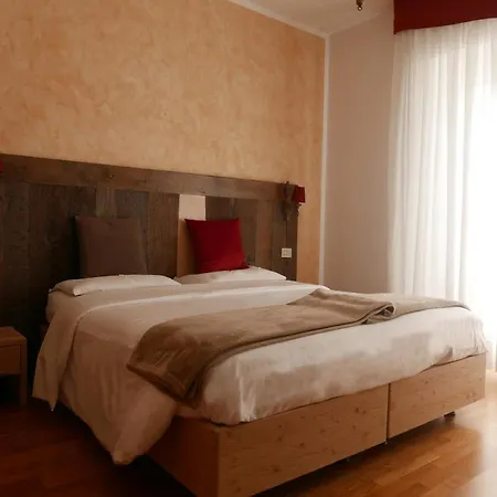 Paradiso فندق أسياجو